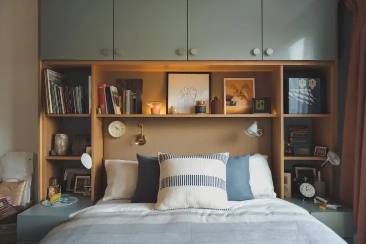 Floating cupboard bed with items stored above, utilizing the space not on the floor, having a clean and open sleeping space